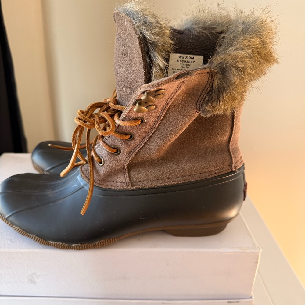 Women's Sperry Tan and Black Fur-Lined Boots